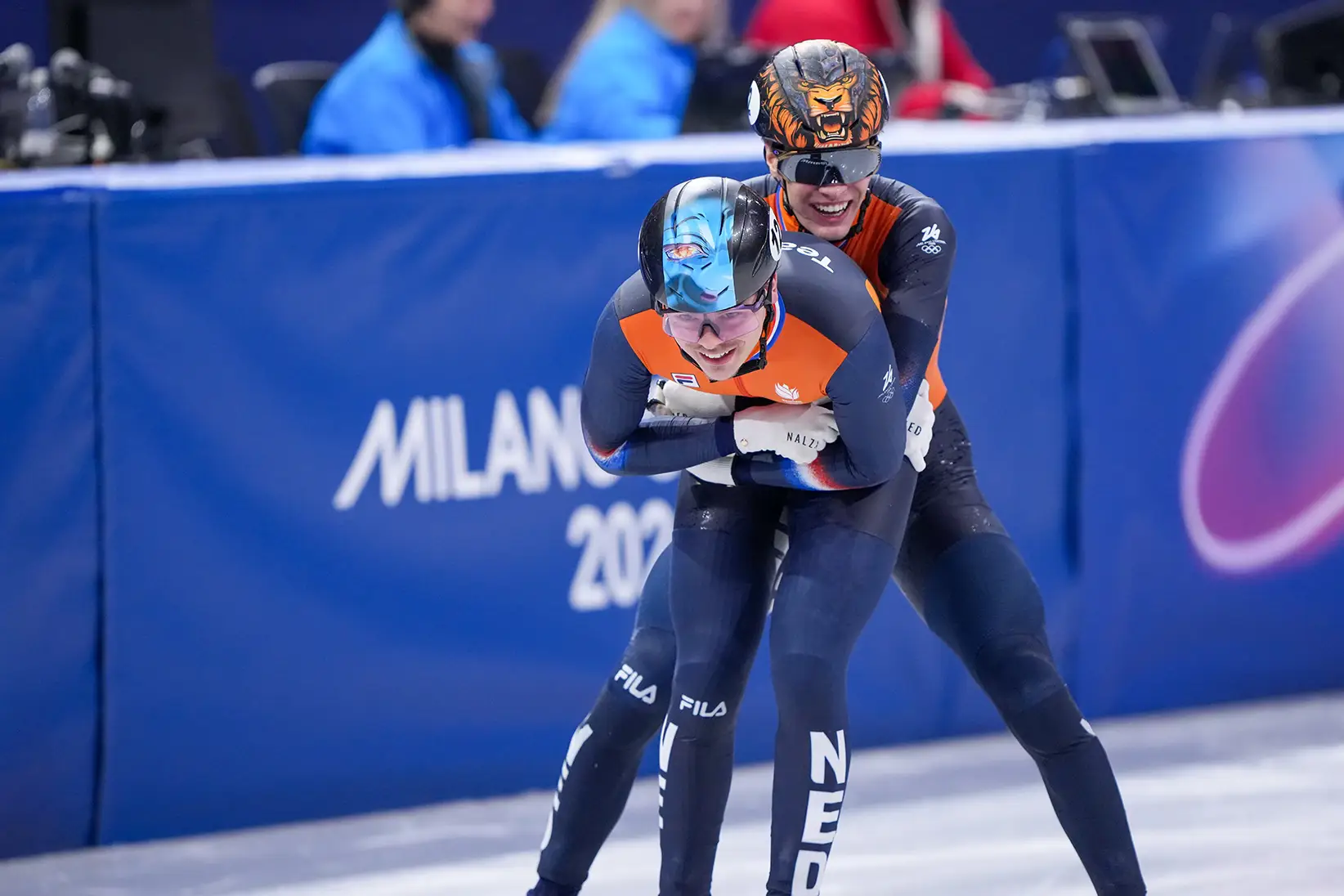 Melle en Jens innig samen na hun olympische medailleoogst op de 500 meter