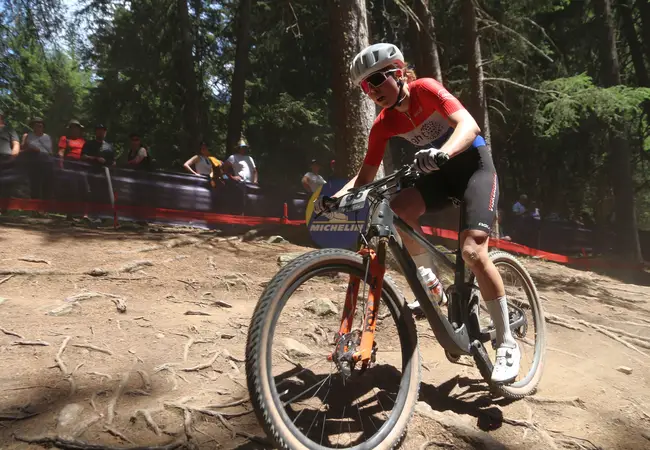 Femke Mossinkoff op de MTB in het rood-wit-blauw