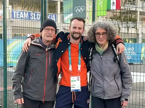 Itzhak de Laat met zijn ouders bij het olympisch dorp