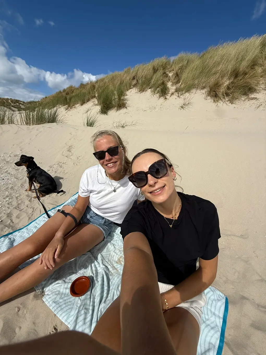Twee vriendinnen en het hondje van Femke in de duinen van Ameland