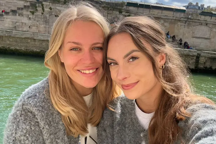 Jeugdvriendinnen op een tripje naar Parijs