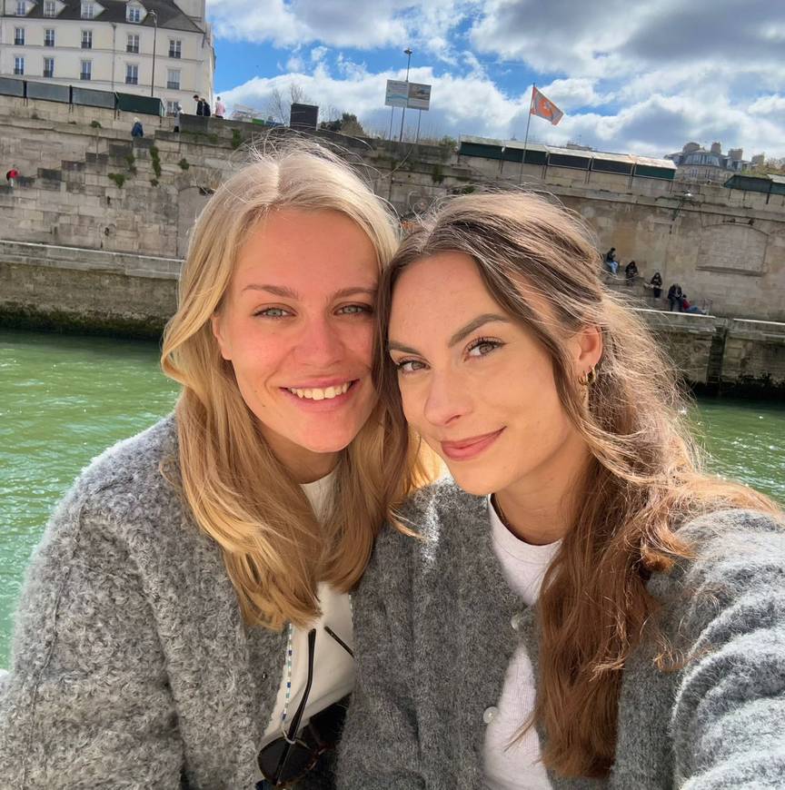 Jeugdvriendinnen op een tripje naar Parijs